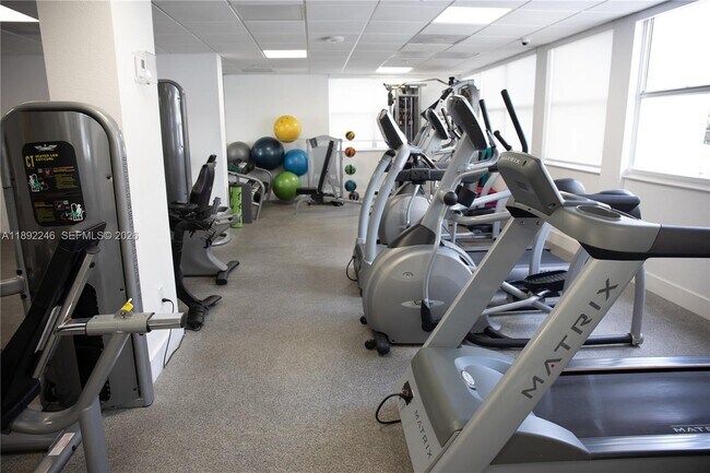 Building Photo - 1420 Brickell Bay Dr