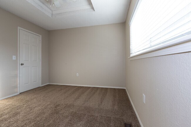 Building Photo - Beautiful  3 Bedroom, 2.5 Bath Condo in Canterbury!