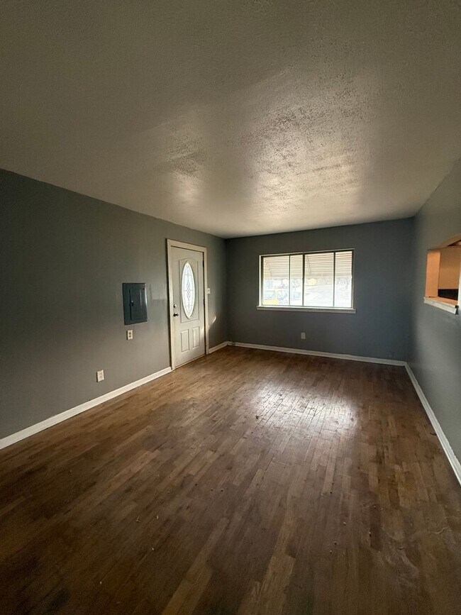 Building Photo - Super Cozy 2 Bedroom 1 Bath AVAILABLE NOW!!