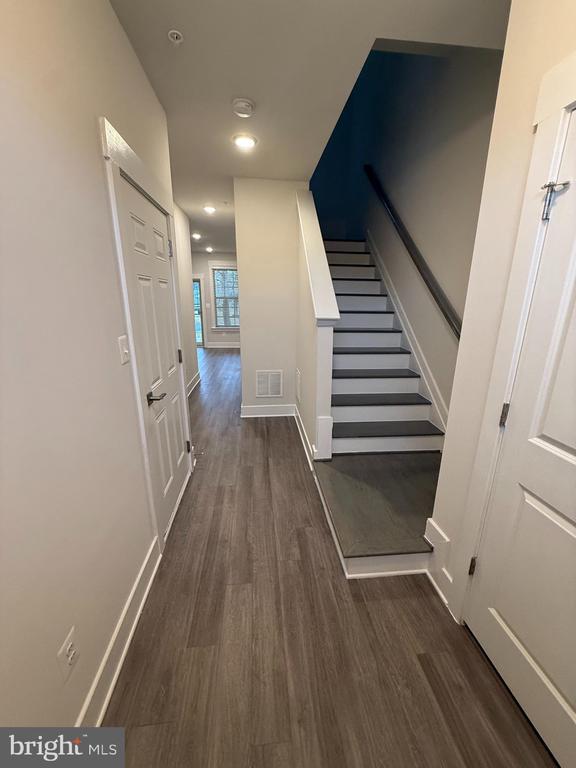 Building Photo - 253 Armenian Oak Dr