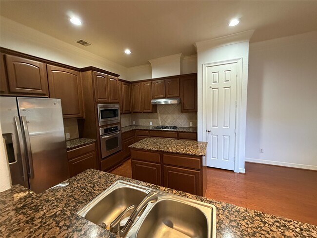 Building Photo - 11602 Royal Oaks Crossing