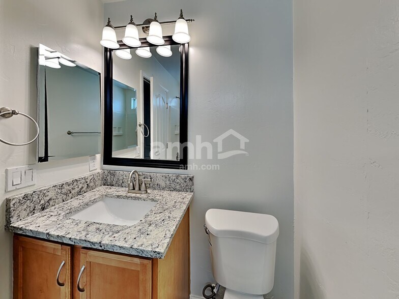 Building Photo - 574 W Paseo Celestial