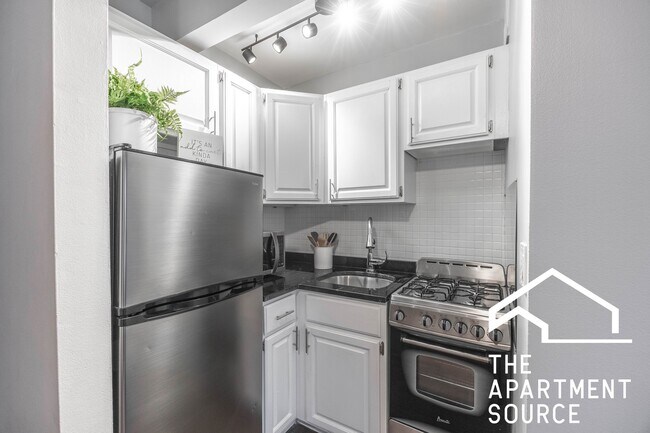 Building Photo - 1140 N La Salle Dr