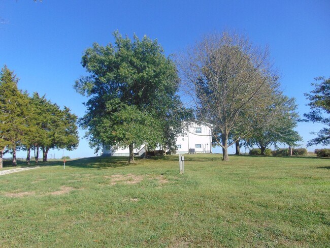 Building Photo - Fayette Family Farm House!