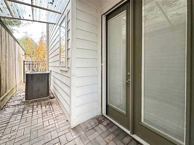 Building Photo - 10 Hermann Park Ct