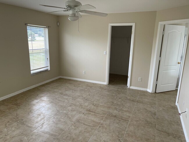 Building Photo - Spacious  3/2 with den