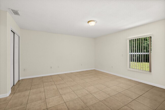 Building Photo - Spacious 3 Bedroom 2 Bath Duplex in Pine G...