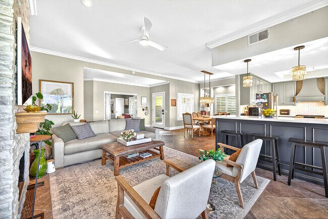 Building Photo - 10 Colonial Dr