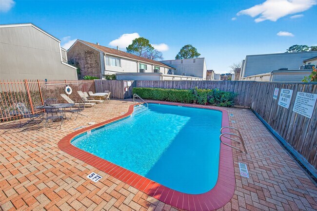 Building Photo - 1920 Augusta Dr