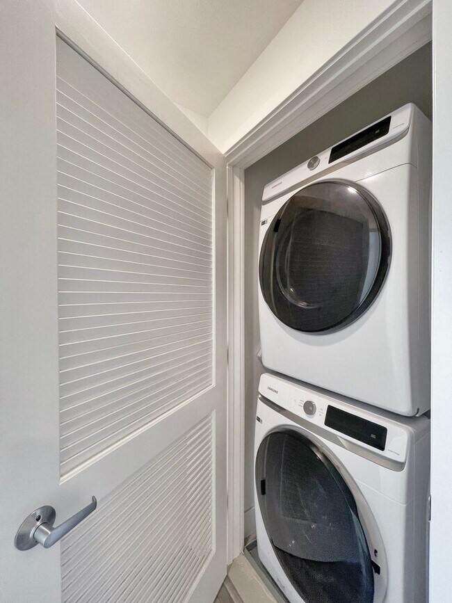 Building Photo - Modern 2BD Fremont Condo – EV Charger, Bal...