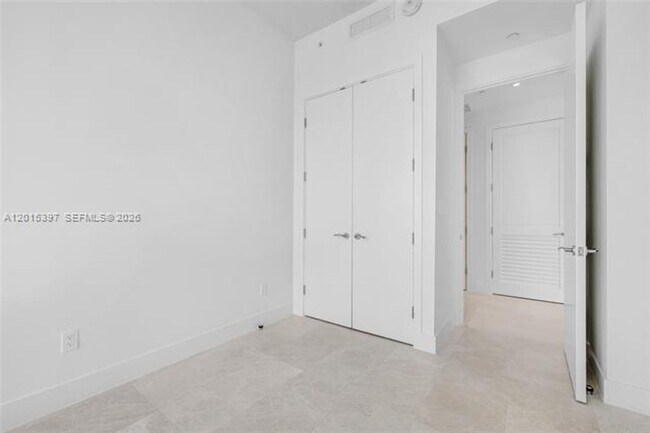 Building Photo - 175 SE 25th Rd