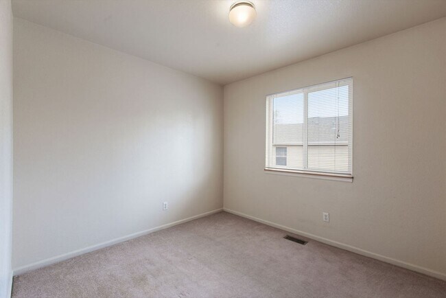 Building Photo - 430-432 Sundance Cir N