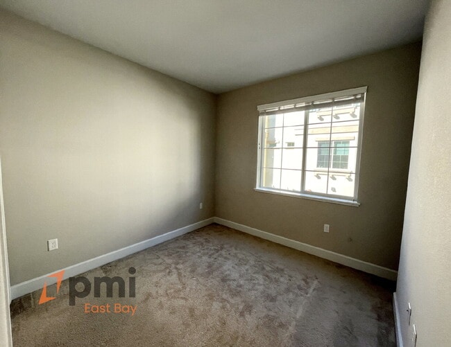 Building Photo - Contemporary Modern 3Bd Townhome in Muir H...