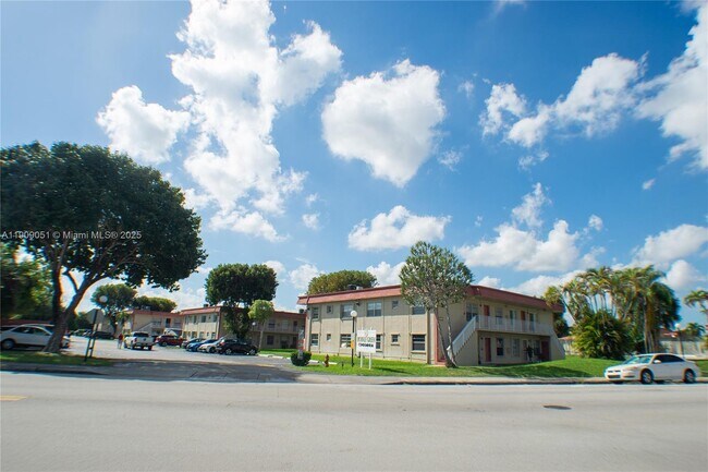 Building Photo - 12800 SW 43rd Dr