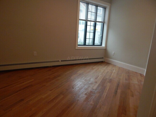Building Photo - 483 Medford St