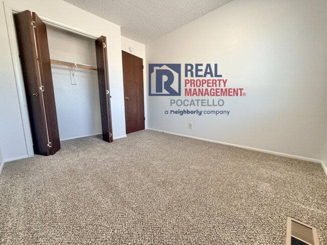 Building Photo - 3 bedroom 1.5 bath townhouse - 2 car carport