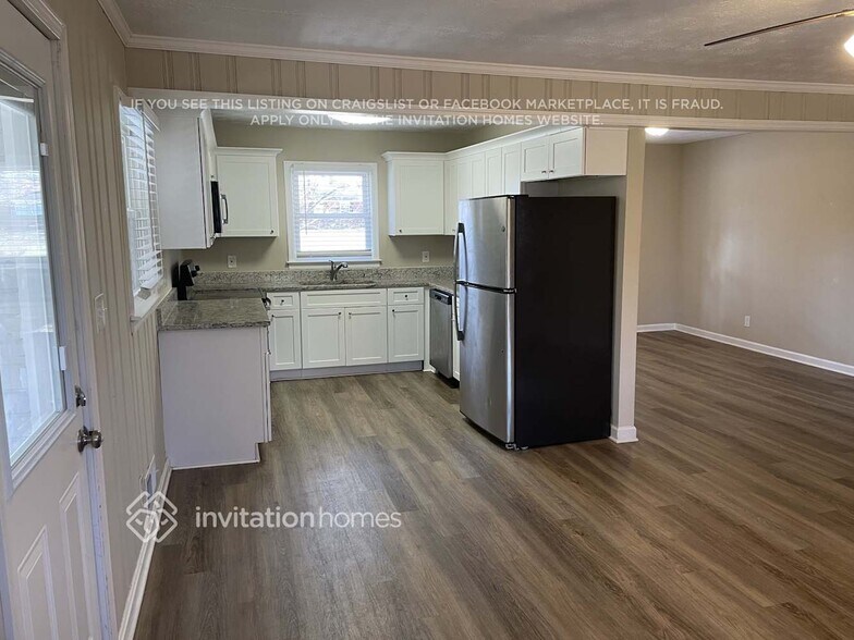 Building Photo - 921 Walnut Cir SW