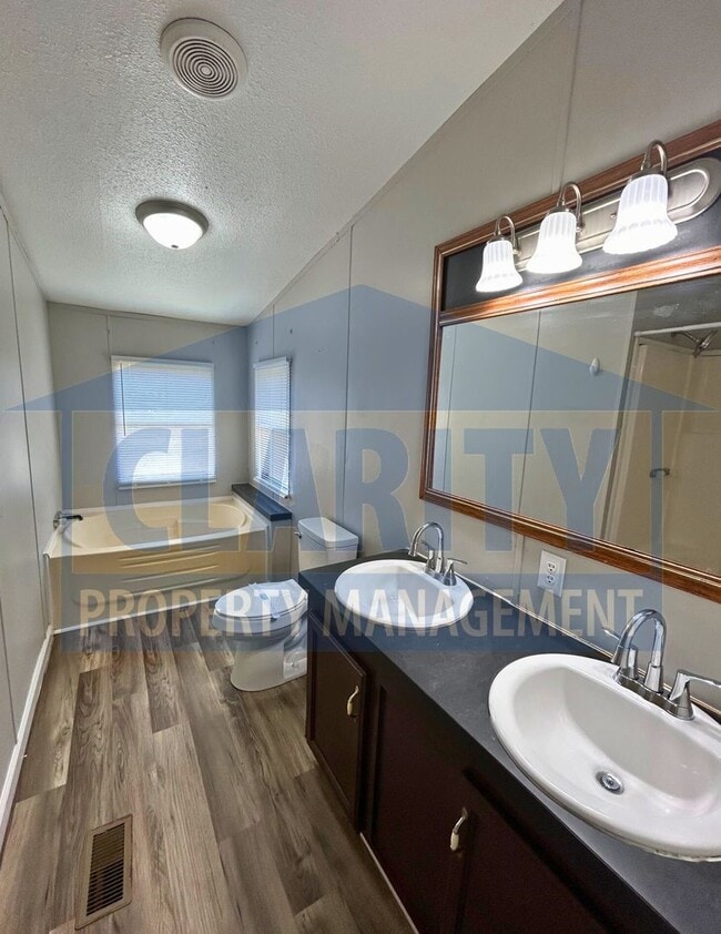 Building Photo - 3 Bed, 2 Bath Home in Peaceful Setting