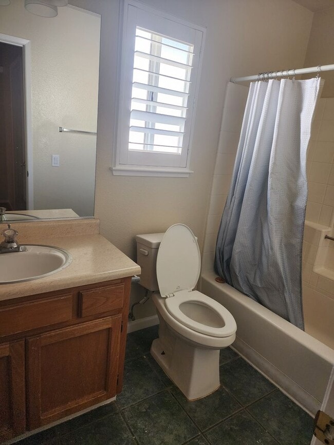 Building Photo - 3 Bedroom 2 Bath in HOA Community with Com...