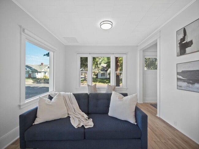 Building Photo - Craftsman on Madison (Furnished)