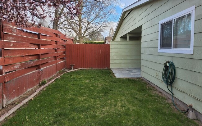 Building Photo - Super cute 3 bedroom, 2 bath Meridian duplex located within walking distance to Meridian Middle S...