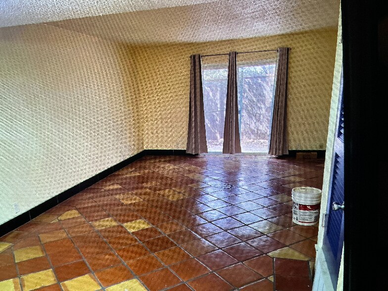 Building Photo - 115 W Koenig Ln