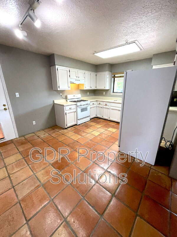Building Photo - 314 Amherst Dr SE