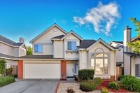 Building Photo - Updated Family Spacious Home w/ Fenced in ...