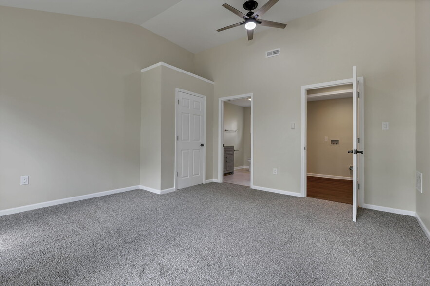 Building Photo - 5170 Fairfield Beach Rd NE