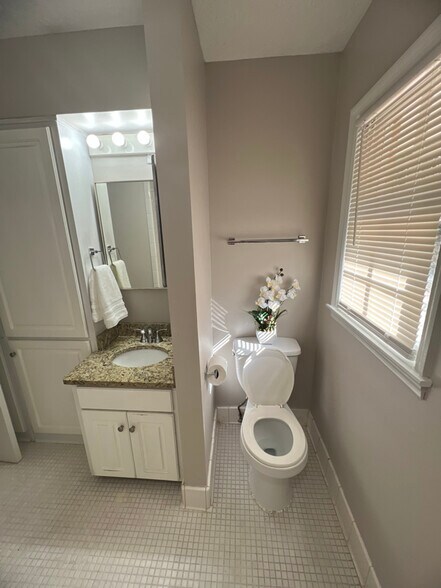Building Photo - 2220 Mahan Dr