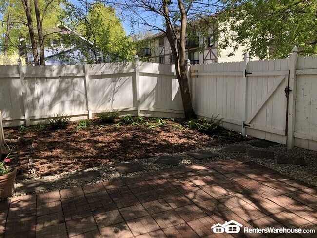 Building Photo - 4BR 2BA HOME IN UPTOWN AVAILABLE 10/4!