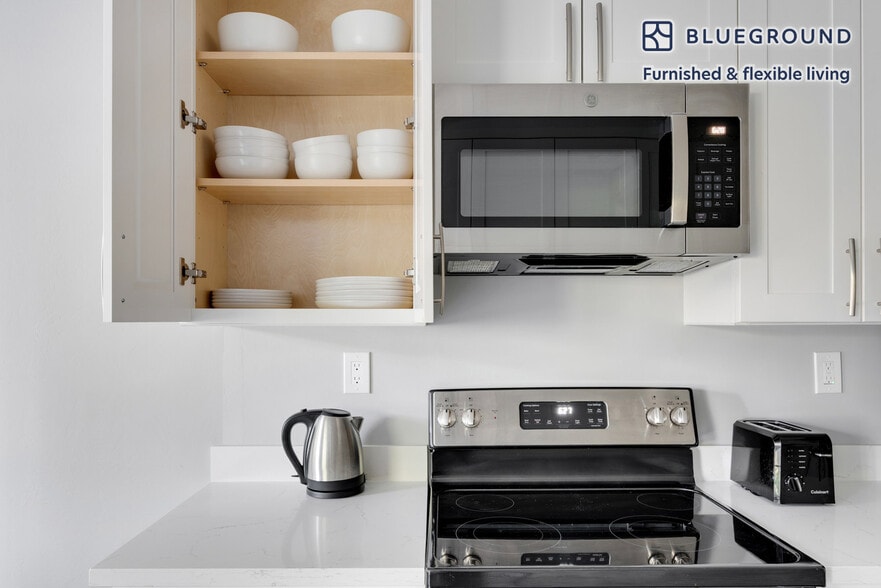 Building Photo - 2721 Midtown Ct