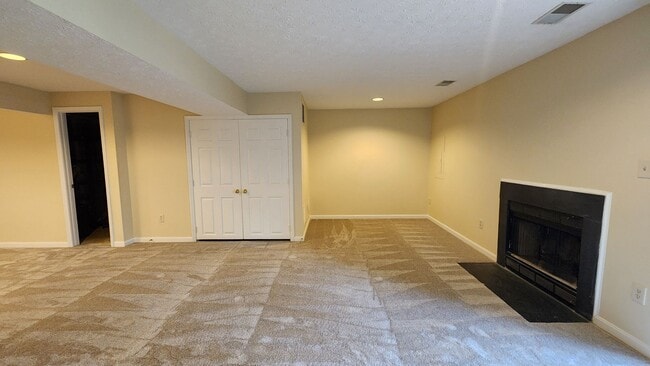 Building Photo - Kingstowne Townhome with Deck and Fenced Yard