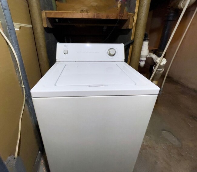 Building Photo - PRELEASING for AUGUST! Close to Campus