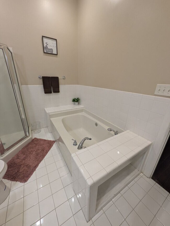 Building Photo - Cute Upstairs Down Town Apartment!