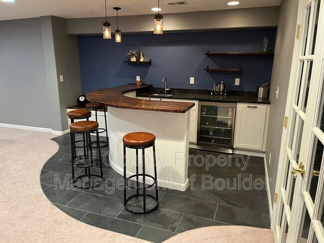 Building Photo - 1445 S Larkspur Ct