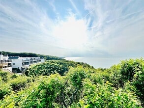 Building Photo - 806 Bluffs Dr N