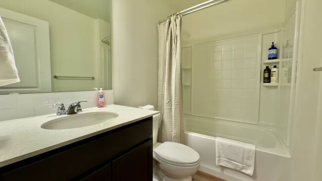Building Photo - 5 Bedroom / 3 Bath Home with Fully Fenced ...