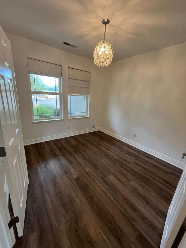 Building Photo - Well-maintained 3-bedroom, 2-bath home