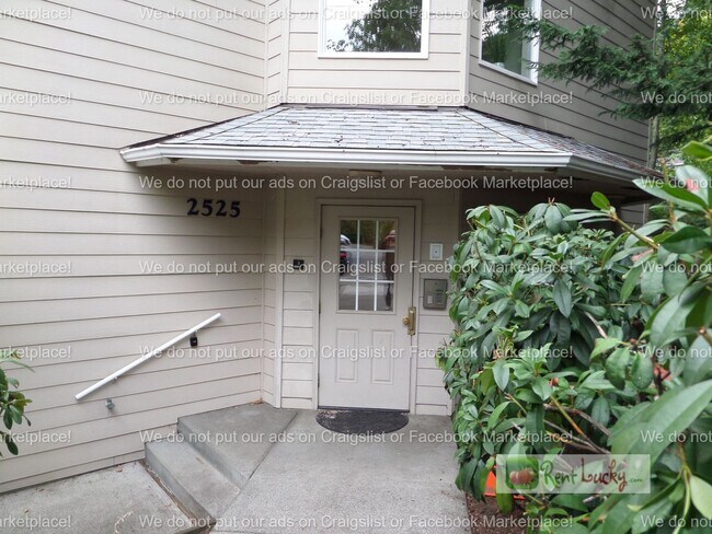 Building Photo - Super Cute and Private 2-Bedroom Condo w/2 Parking Spaces in Lake Forest Park!!