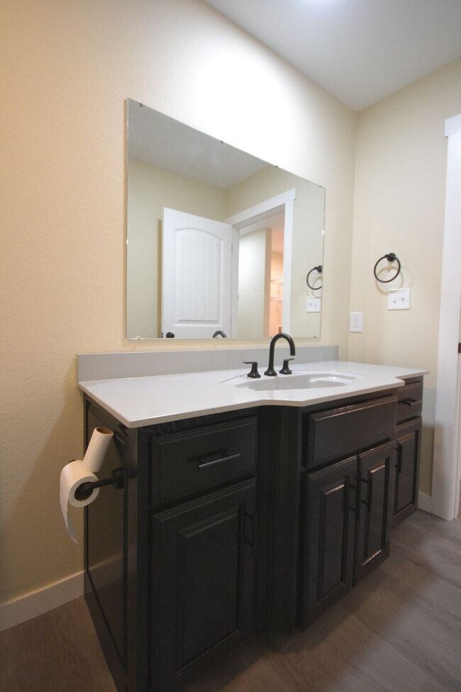 Building Photo - Vine St Duplexes