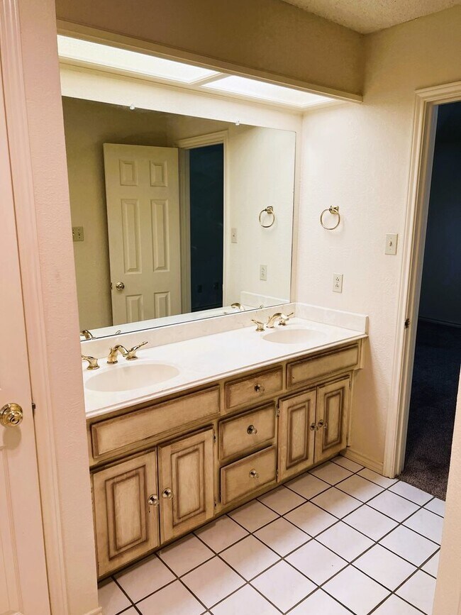 Building Photo - Elegant Whisperwood Home