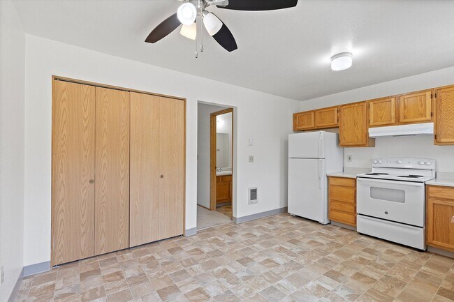 Building Photo - 2 Bedroom Townhouse
