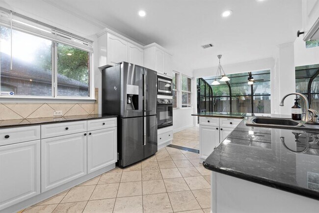 Building Photo - 2303 El Sol Dr