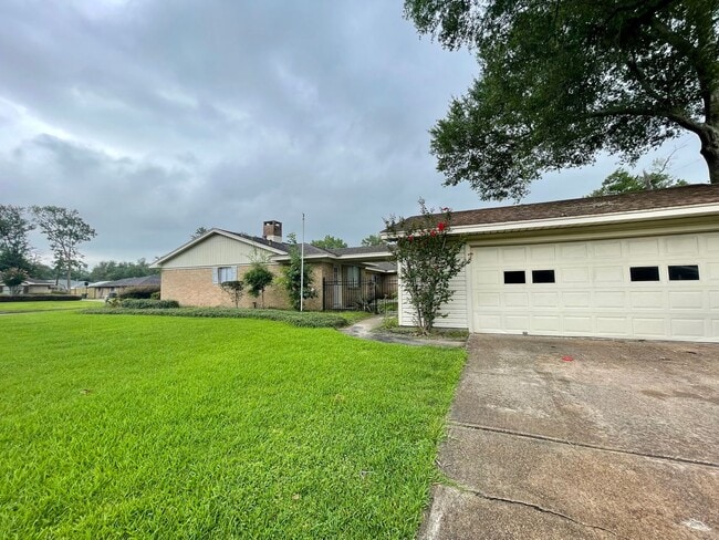 Building Photo - 6510 Daisy Dr