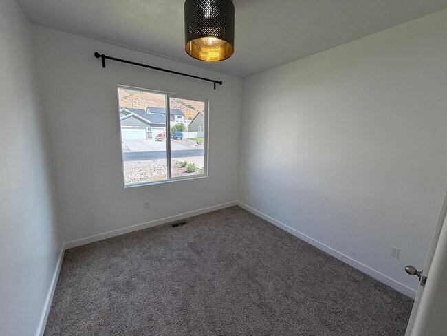 Building Photo - 8285 Lakeshore Dr