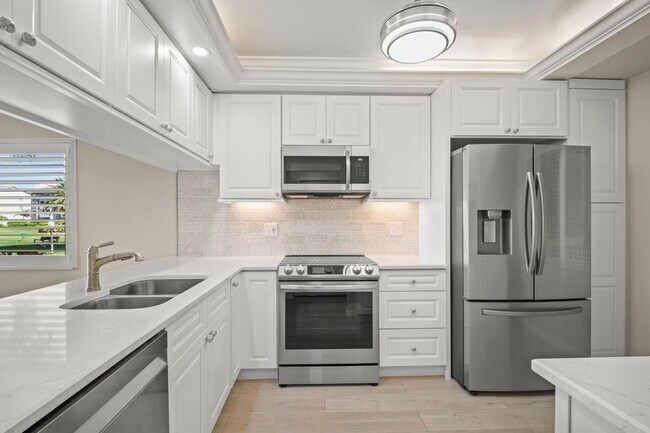 Building Photo - Stunning 2 beds 2 baths condo with lake vi...