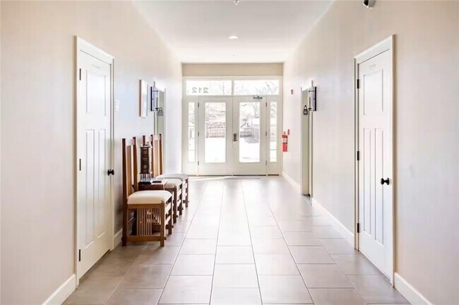 Building Photo - 212 SE A St