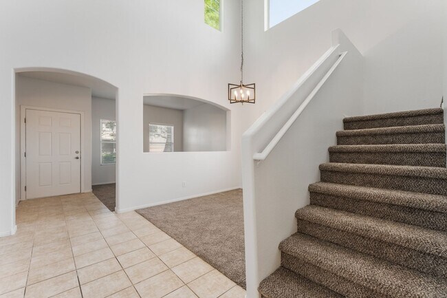 Building Photo - You're going to love this 4 bedroom 2.5 bath! Looks and Feels Brand New!