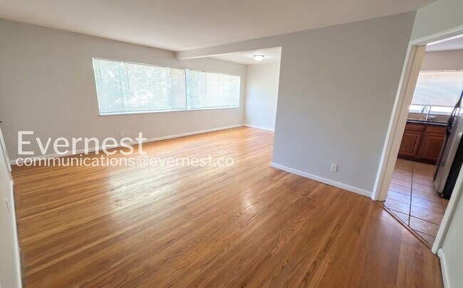 Building Photo - 3 Bed / 1 Bath / Vouchers Accepted / Available Now!
